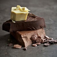 Verschiedene Schokoladensorten, gestapelt