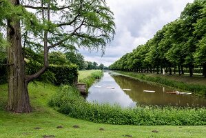 Hannover, Herrenhausen, Herrenhäuser Gärten, Türen führen über Wasser