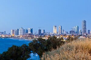 Israel, Tel Aviv, Stadtteil Neve Tzedek, Mittelmeer, Skyline, abends