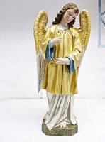 Nazarener Engel, restaurierte Engelsfigur, gold, goldenes Gewand