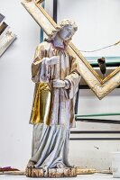 Nazarener Engel, halb restauriert, Engelsfigur, gold, goldenes Gewand