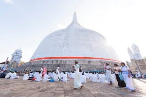 Sri Lanka, Anuradhapura, Stupa des Mirisawetiya-Tempel, Platz, Menschen