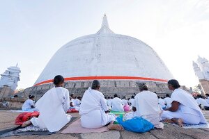 Sri Lanka, Anuradhapura, Stupa des Mirisawetiya-Tempel, Platz, Menschen