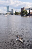 Berlin, Friedrichshain, Blick von Warschauer Brücke, Spree, Kajak
