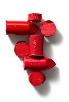 scheibenweise Lippenstifte und Lippenstiftstücke in Rot
