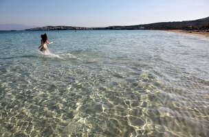 Türkei, Türkische Ägäis, Cesme, Strand Ilica Plajr, Urlauberin