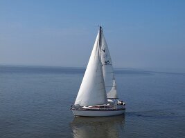 Niedersachsen, Insel Spiekeroog, Segelboot auf dem Wasser
