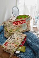 Kulturbeutel und Schminktasche aus mit London-Karte bedrucktem Stoff