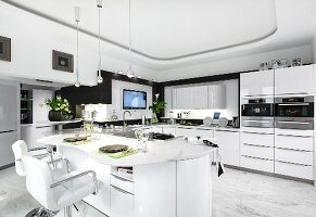 Küche, gerundete Wände, Möbel, extravagant, weiß