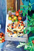 Kleine Tomaten-Focaccia in alter Obstkiste