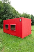 roter Container im Park von Schloss Wendlinghausen