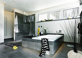 Badezimmer in anthrazit, Luxus, Wanne mit Ruhebank, elegant