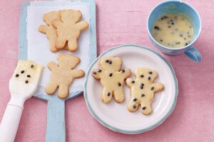 Plätzchen in Bärchenform mit Passionfruchtglasur