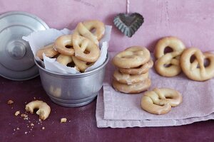 Knusperbrezelchen: Brezelgebäck mit Limoncelloglasur