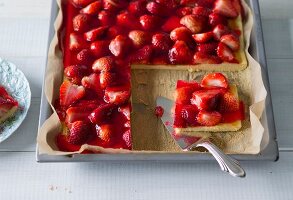 Baking with stevia: strawberry tray bake cake