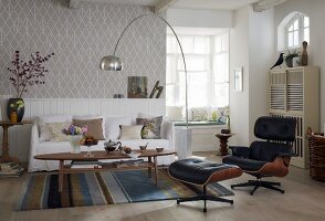 Wohnzimmer im Stilmix mit Sofa, Bogenlampe, Ledersessel mit Fusshocker & Sitzecke in Erker