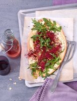 Flammkuchen mit Rote-Bete-Sprossen Sprossen, Rucola, Rote-Bete