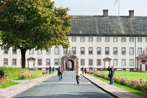 Schloss Corvey - Besucher im Schlossgarten