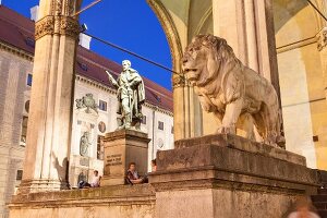 Deutschland, München, Odeonsplatz mit der Feldherrenhalle