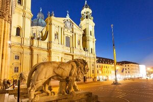 Deutschland, München, Odeonsplatz mit der Feldherrenhalle