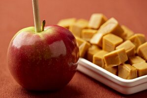 Apfel am Holzspiesschen und Karamellbonbons