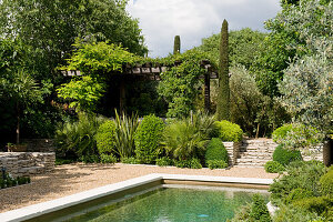 Garten mit Natursteinmauern und Schwimmteich