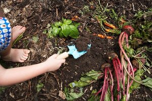 Kleines Kind bei der Gartenarbeit