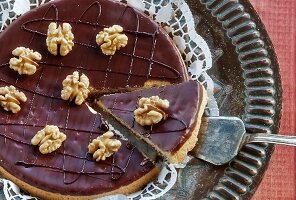 Bündner Nusstorte (shortbread with caramelised walnuts and chocolate)