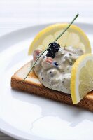 Toast Skagen (Schwedischer Garnelensalat auf Toast)