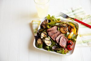 Salat mit Büffelsteak & Grillgemüse, dazu Limonade im Glas