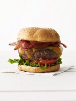 Bacon-Cheeseburger mit Salat und Tomaten