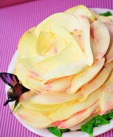Rosenkuchen mit Schmetterlingsdeko