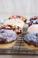 Gebackene Doughnuts mit dunkler und weisser Schokoglasur