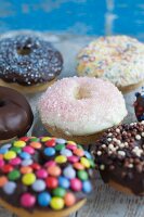 Gebackene Doughnuts mit dunkler und weisser Schokoglasur