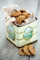 Espressokekse in einer Keksdose