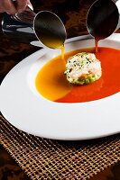 Thunfisch-Krebs-Tatar in zweifärbiger Suppe