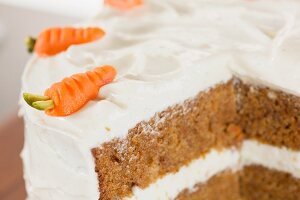 Carrot cake with cream cheese frosting (USA)