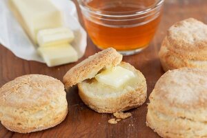 Buttermilch-Biscuits mit Butter und Honig