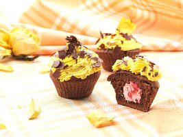 Schokoladen-Cupcakes mit Zitronencreme & Erdbeercreme-Füllung