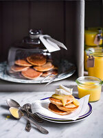 Scones mit Lemon Curd und Clotted Cream