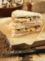 Toasted sandwiches with mushrooms, ham and cheese