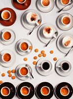 Viele Tassen Espresso und Cappuccino mit Amaretti