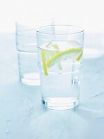 Zitronenscheiben in einem Wasserglas