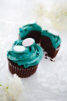 Schokoladen-Cupcakes mit petrolfarbener Creme