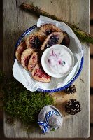 Mini pancakes with berries and yoghurt sauce
