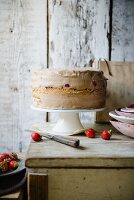 Erdbeertorte mit Mandelbiskuit, Schokolade und gesalzenem Karamellmousse