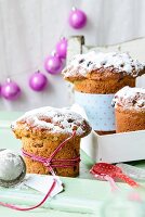 Walnuss-Panettone mit getrockneten Aprikosen und Puderzucker zu Weihnachten
