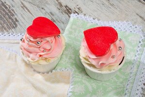 Rosa Cupcakes mit roten Herzen