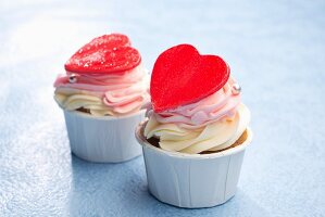 Rosa Cupcakes mit roten Herzen