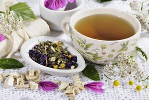 Gesundheitstee aus Blüten, Käutern & Heilpflanzen
